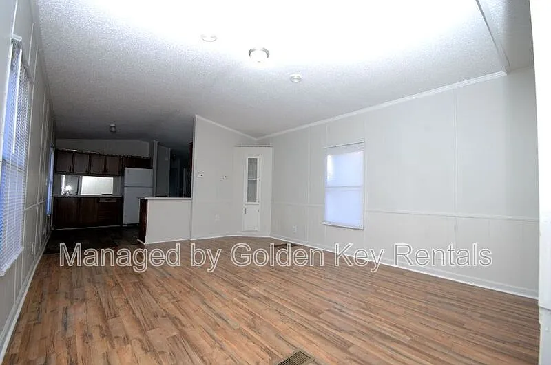 3 bed, 2.0 bath, $800 — Photo 2