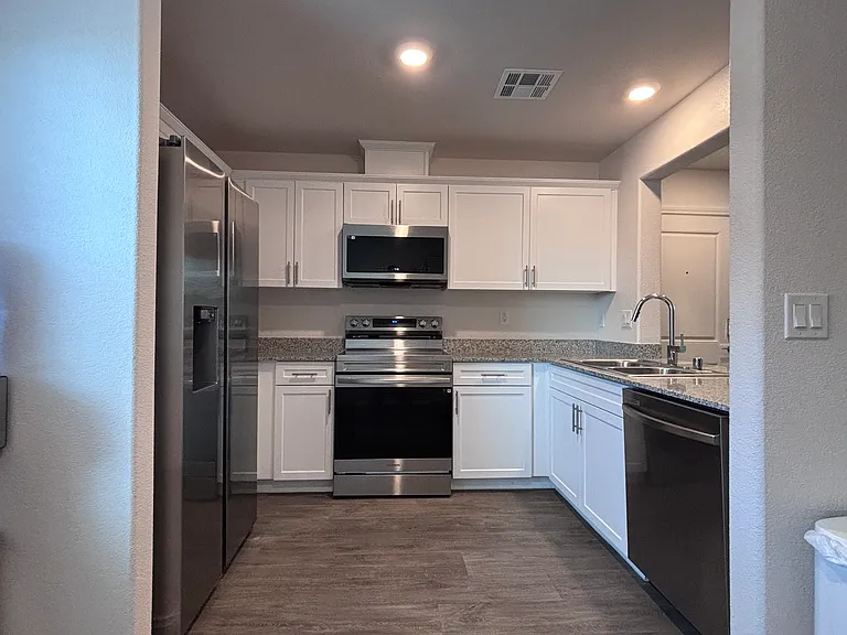2833 Champagne Gold Ave — Photo 4