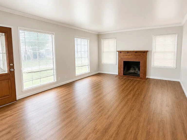 2161 Lucerne Ave — Photo 2