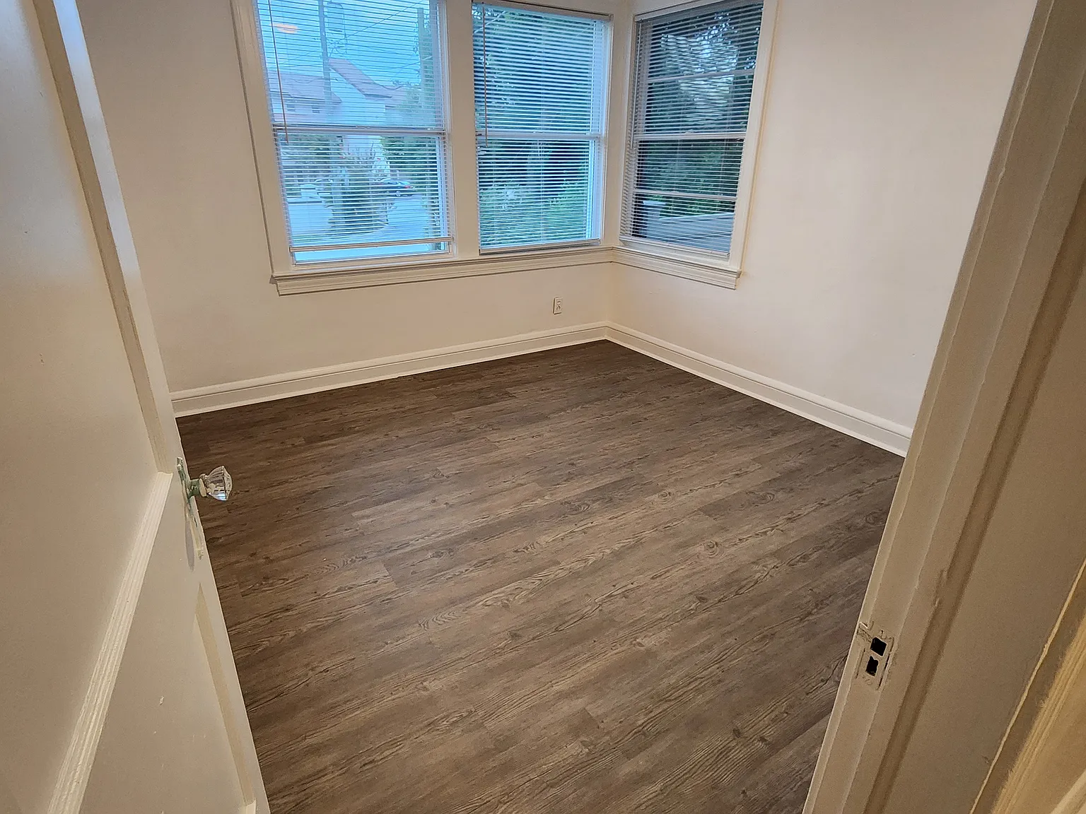 3 bed, 1054 sqft, $2,100 — Photo 2