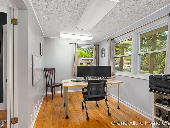 4th image of 2733 Lafayette Ave NE