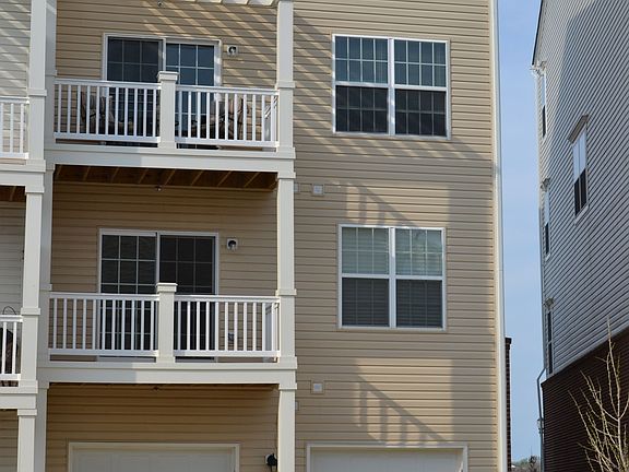 Rear w/ 1 car garage
