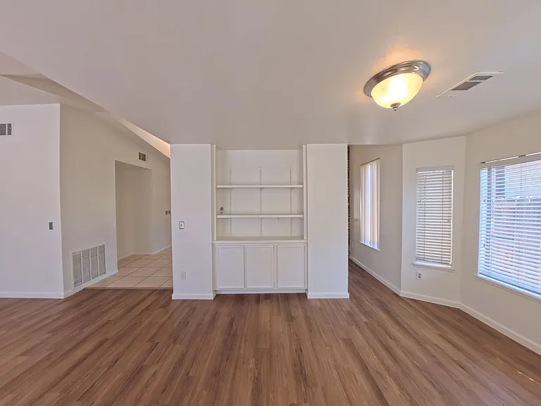 24052 Royale St — Photo 9
