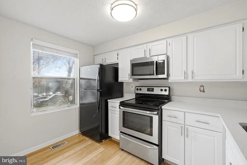 3 bed, 1.5 bath, 1540 sqft, $2,400 — Photo 4