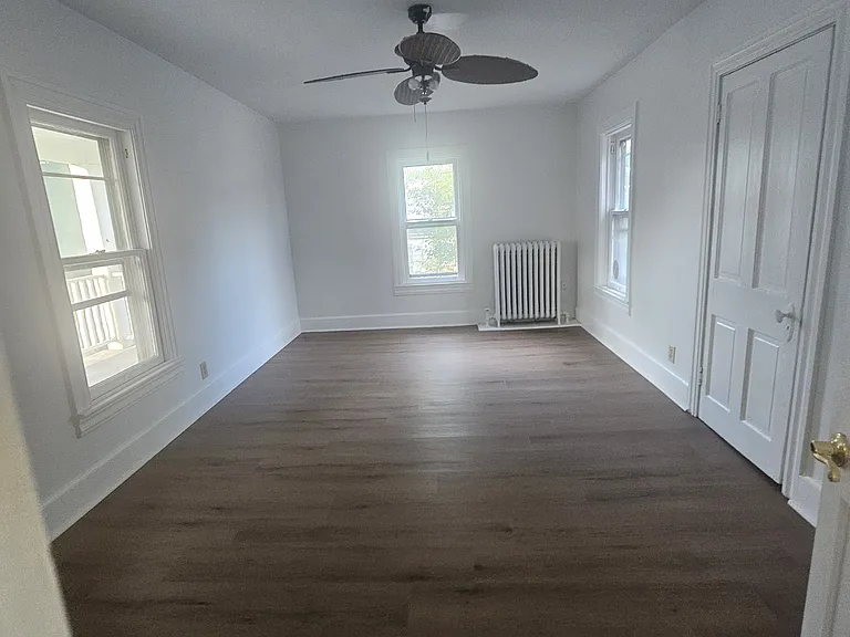 102 E York St — Photo 8