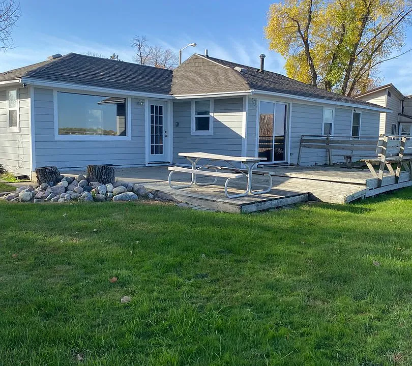 1046 S Lake Dr