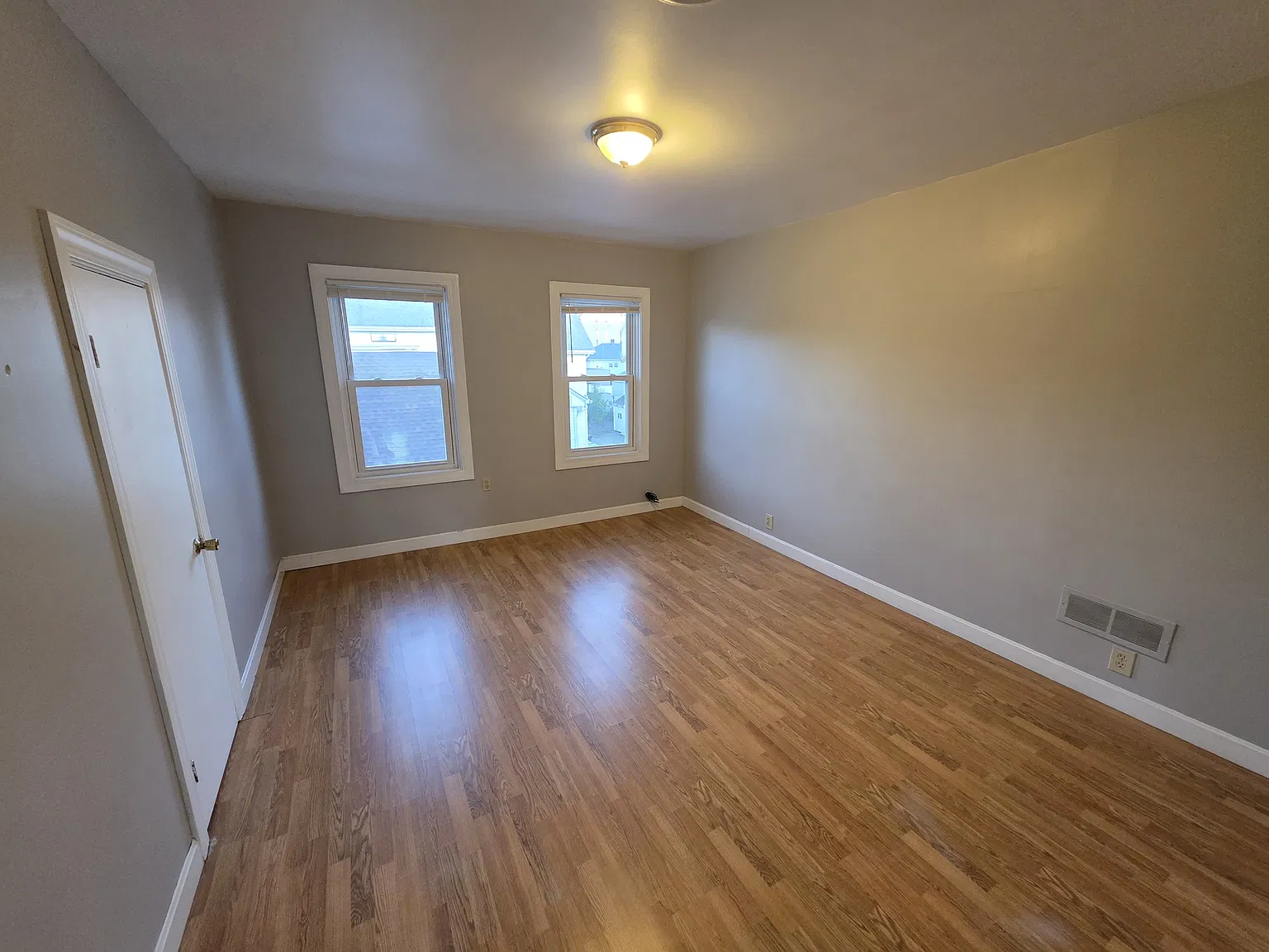  9 Pond St 3rdflr 2b/1b Updated Hardwoods Freshpaint Spacious! Nopets — Photo 4