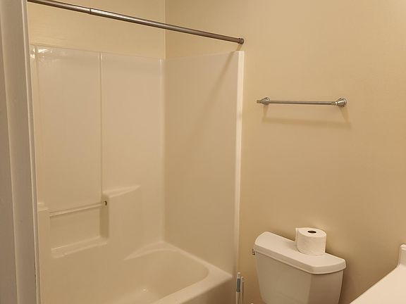 5th image of 1990 Oakhurst Dr #B