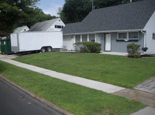 95 Hedge Rd, Levittown, PA 19056