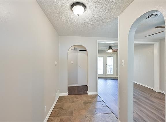 5th image of 604 W Lovers Ln