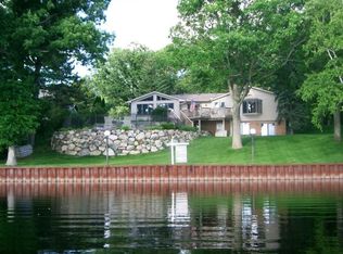 975 Manitou Ln, Lake Orion, MI 48362