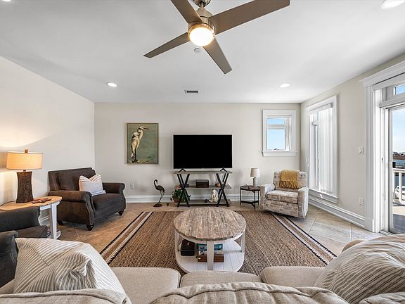 5th image of 910 Ocean Dr #910