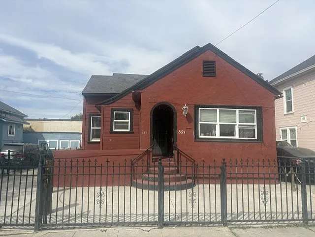 819 E Lindsay St #819