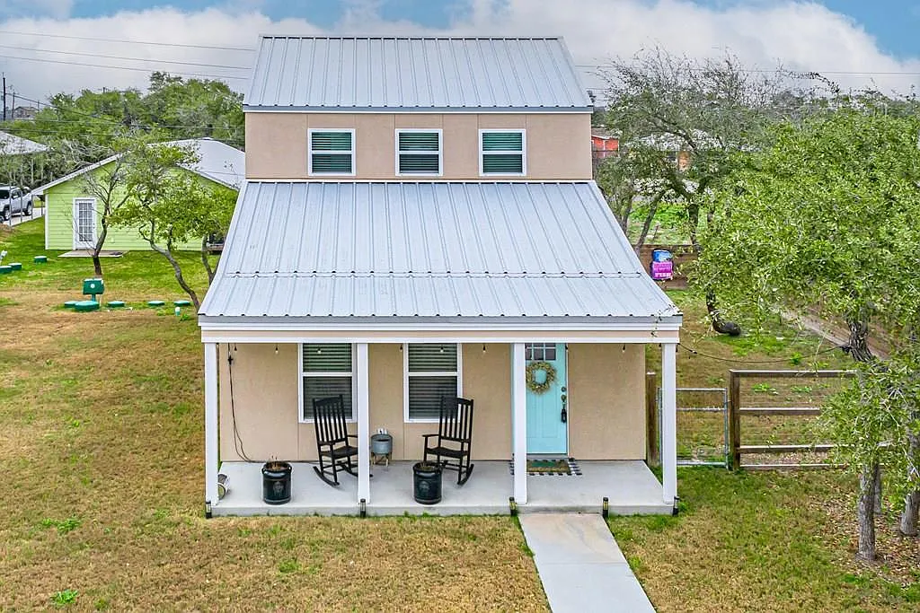 3 bed, 2.5 bath, 1144 sqft, $1,900 — Photo 1