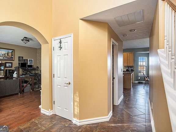 3rd image of 2054 Dartmoth Way