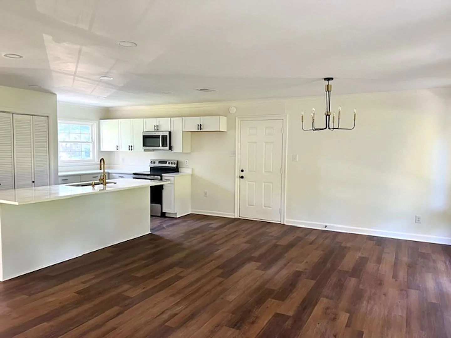 3/2 Brick home in Cypress Shores Subd — Photo 3