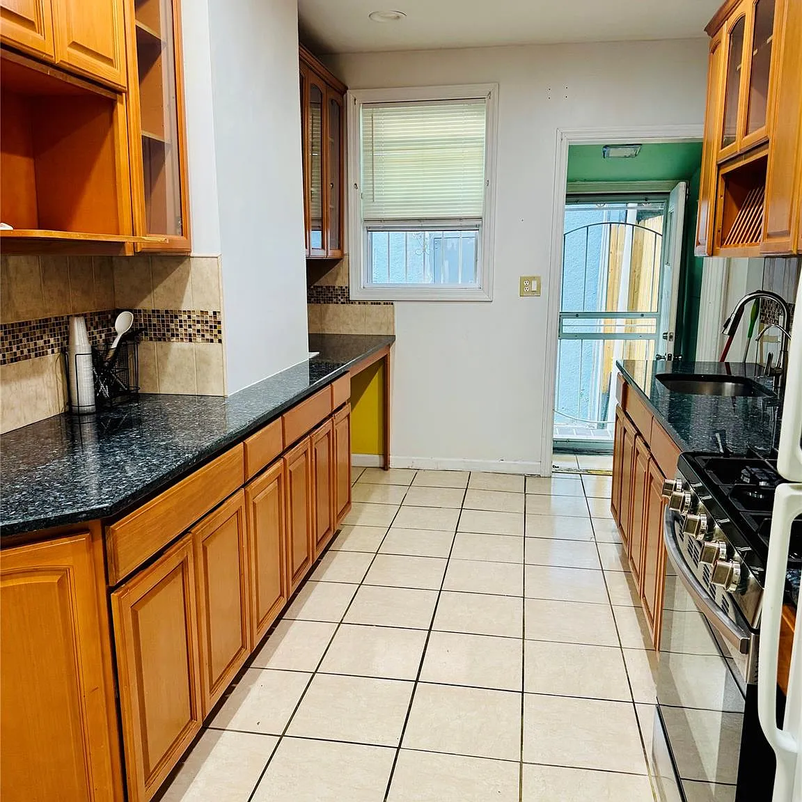 2 bed, 1.0 bath, 1952 sqft, $2,000 — Photo 4