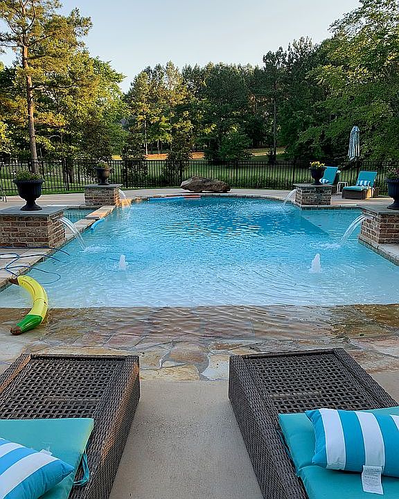 2nd image of 365 Johnstone Dr
