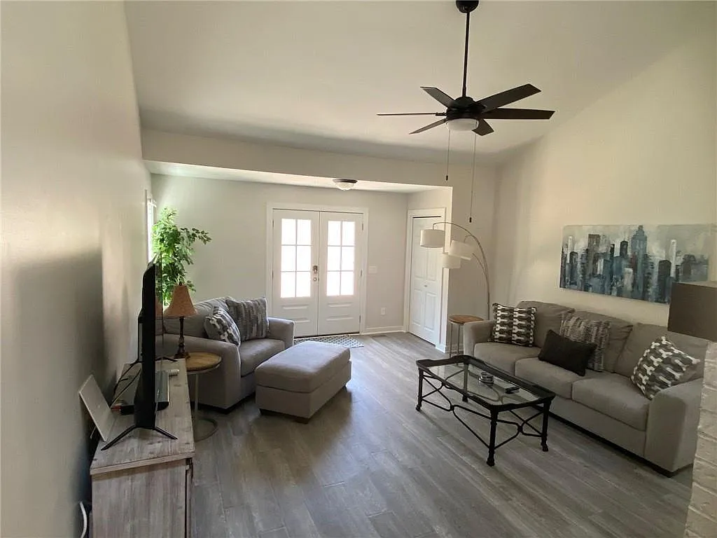 3 bed, 2.0 bath, 1436 sqft, $4,350 — Photo 3