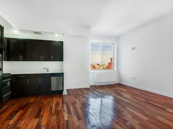 454 Manhattan Avenue image 1 of 8