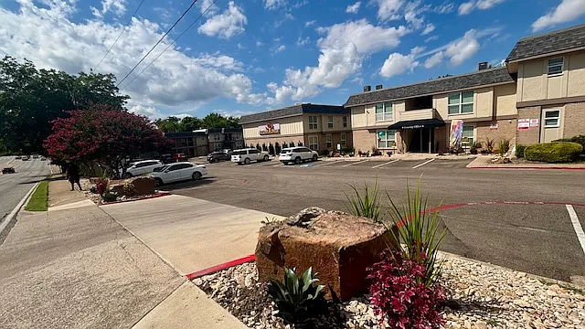 Autumn Creek Apartments — Photo 3