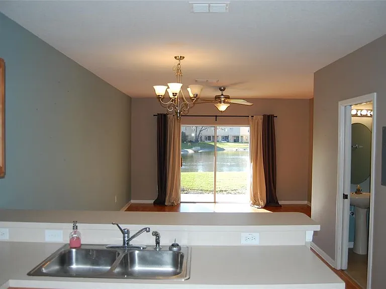 423 Wilton Cir — Photo 8