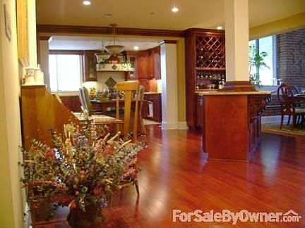 FRON ENTRANCE LOOKING INTO THE KITCHEN!