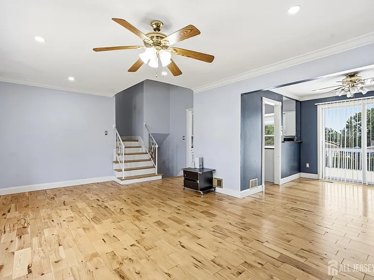 264 E George Pl — Photo 5
