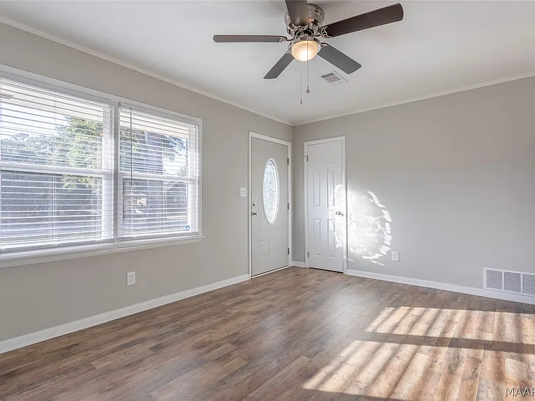 221 Moncrief St — Photo 4