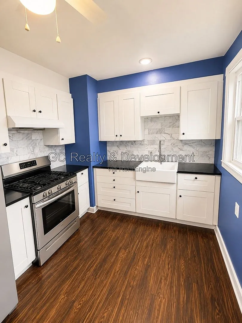 3 bed, 1.0 bath, 1302 sqft, $2,595 — Photo 2