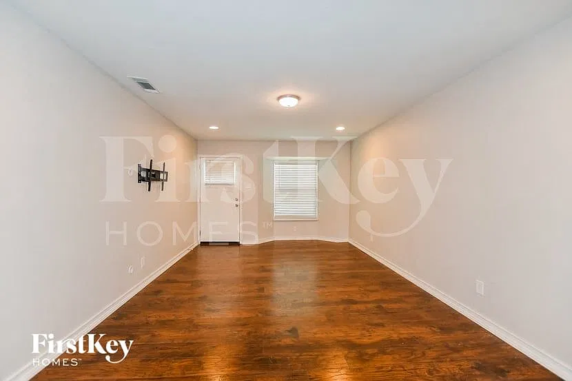 3 bed, 2.0 bath, 1285 sqft, $2,095 — Photo 4