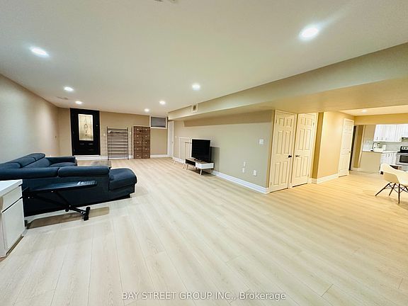 3rd image of 118 Fairglen Ave