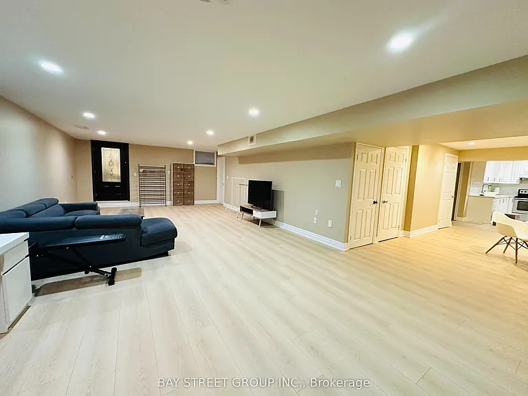 118 Fairglen Ave — Photo 3