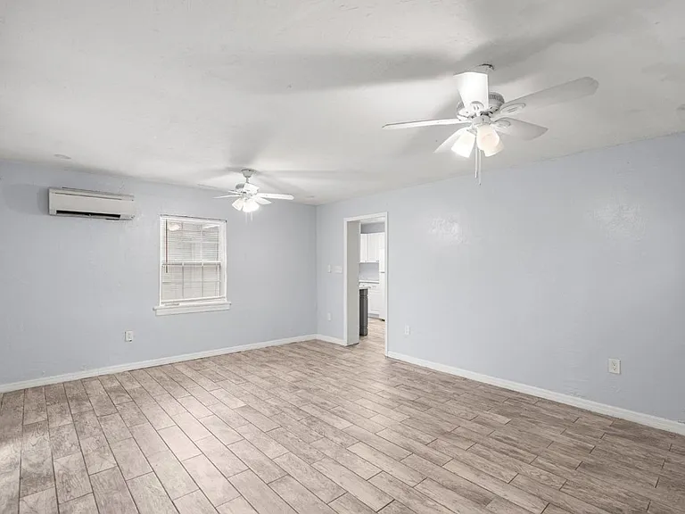 929 SE 9th Pl — Photo 3