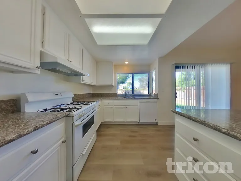 25854 Harriet Ave — Photo 7