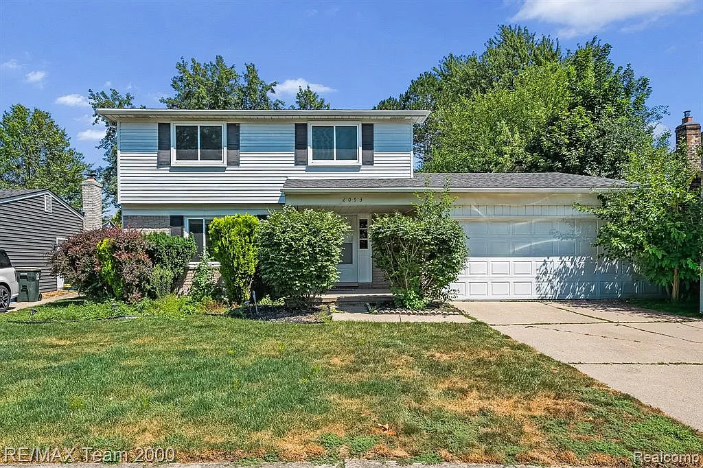 3 bed, 1.5 bath, 1642 sqft, $2,575 — Photo 2