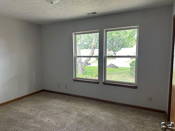 5th image of 207 Cheshire Ln