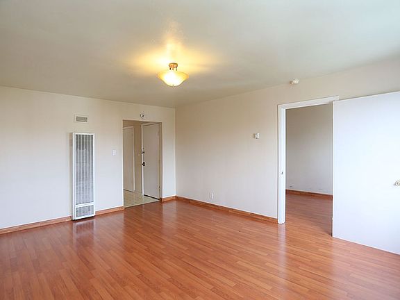 5th image of 948 S Van Ness Ave APT 3