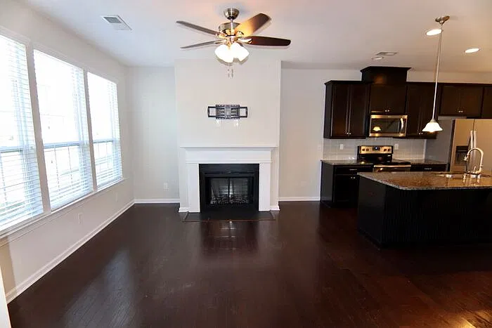 4 bed, 3.0 bath, 1817 sqft, $2,475 — Photo 3
