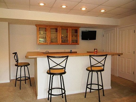 3rd image of 146 Motthaven Dr
