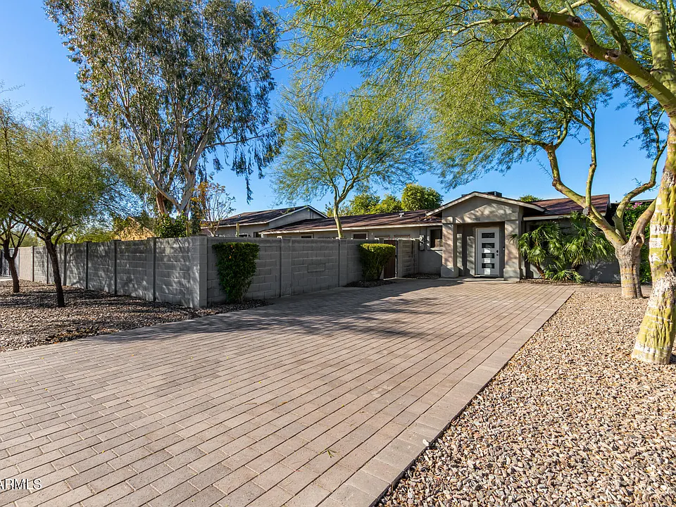 10069 E Paradise Dr