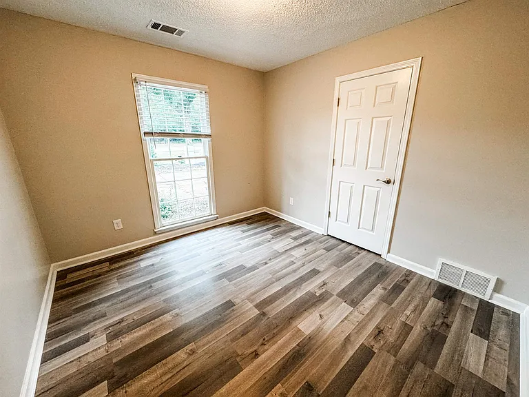 3945 Windyke Dr — Photo 6