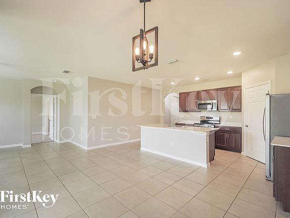 5th image of 411 SE 24th St