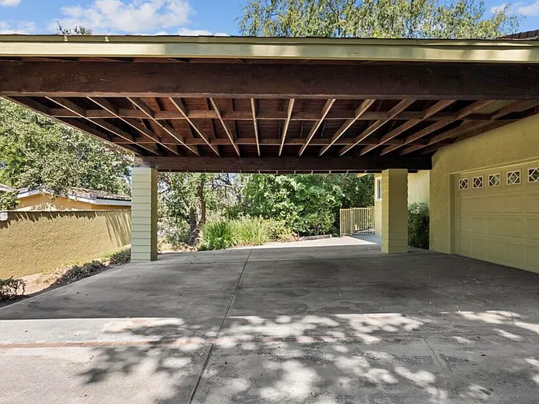 24364 Arcadia St — Photo 3