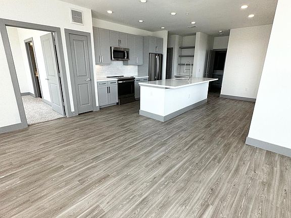 3rd image of 407 Chitalpa St