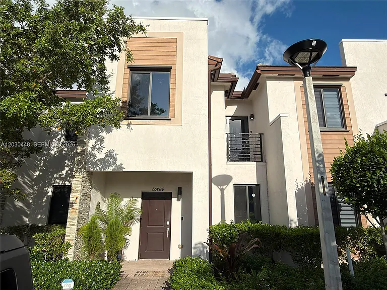 20784 NE 5th Ct #20784 — Photo 1