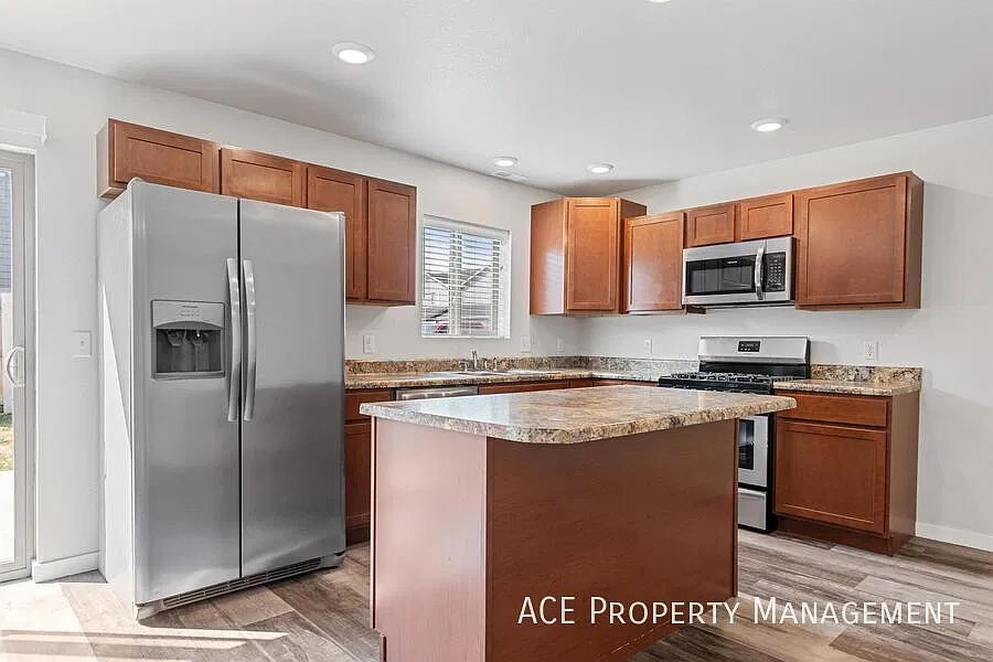 3 bed, 2.5 bath, 1588 sqft, $1,695 — Photo 1