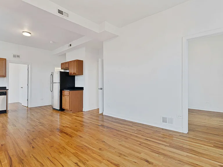 1942 S May St #3F — Photo 8