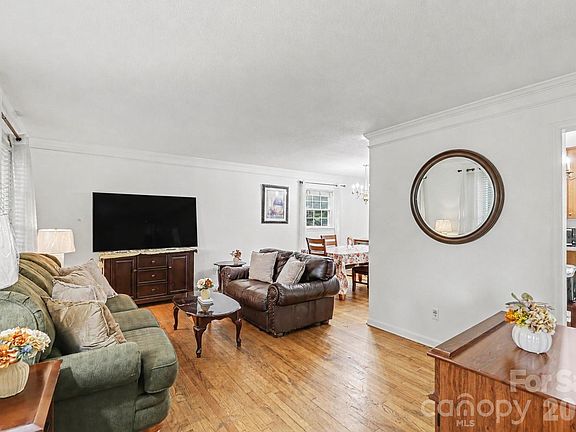3rd image of 834 Applegate Ct