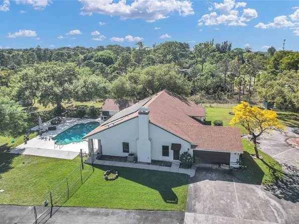 5270 NW 76th Pl, Pompano Beach, FL 33073